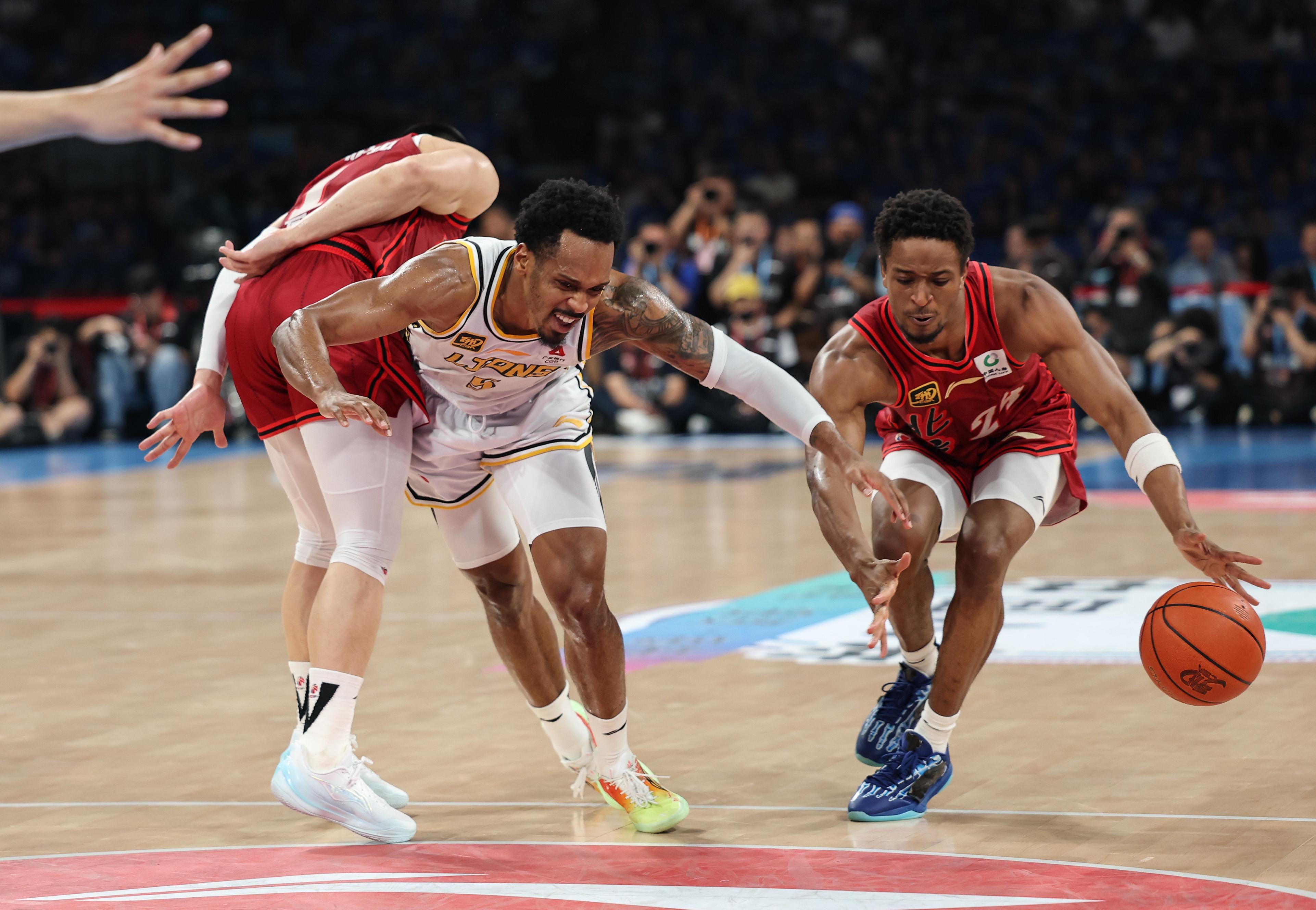 爱游戏网页版 -冲刺阶段突围战来临，巴塞罗那围绕CBA季后赛造点机会，信心回归，团队化学反应显著的简单介绍